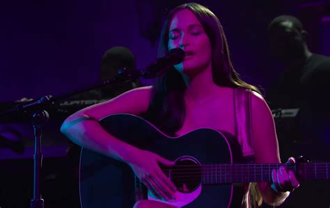 famous topless singer|Kacey Musgraves Performs Her Single ‘Justified’ Naked On